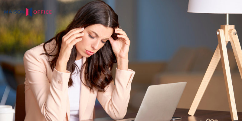 alt: Hình ảnh minh họa về trạng thái tụt mood, một người đang ngồi ôm đầu với vẻ mặt buồn bã