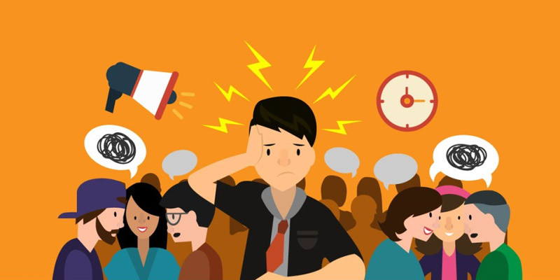 Alt: Hình ảnh một người đang ngồi thư giãn một mình, thể hiện sự thoải mái trong không gian riêng tư của người hướng nội giới hạn.