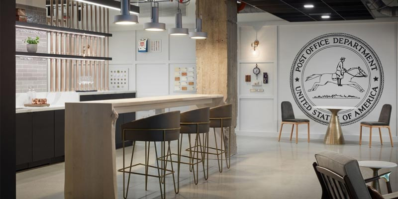 Alt: Nhân viên đang thưởng thức đồ ăn nhẹ tại pantry để nạp năng lượng