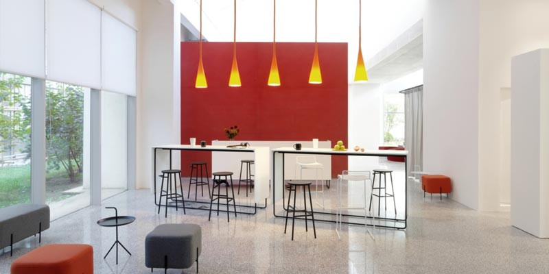 Alt: Pantry đứng hiện đại và tiết kiệm diện tích