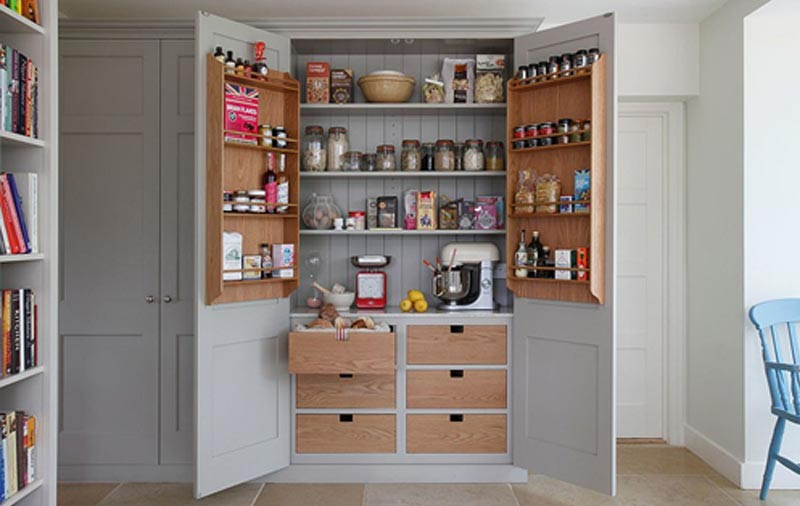 Alt: Pantry với cửa trượt tiết kiệm không gian