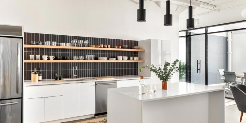 Alt: Pantry với thiết kế xếp tầng thông minh