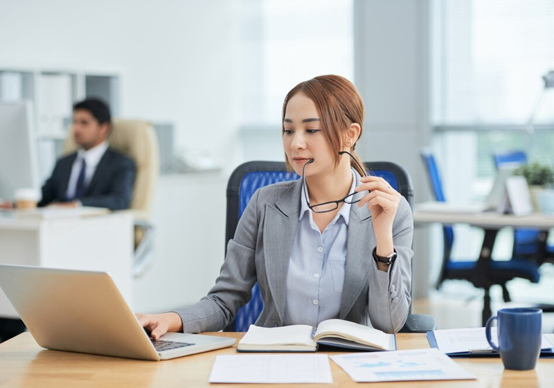 Hình ảnh một thư ký đang làm việc