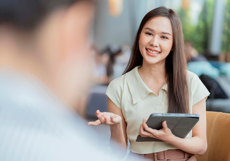 Hình ảnh thư ký đang đón tiếp khách hàng