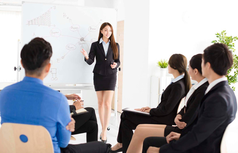 Làm thế nào để tự tin hơn khi giao tiếp trước đám đông?