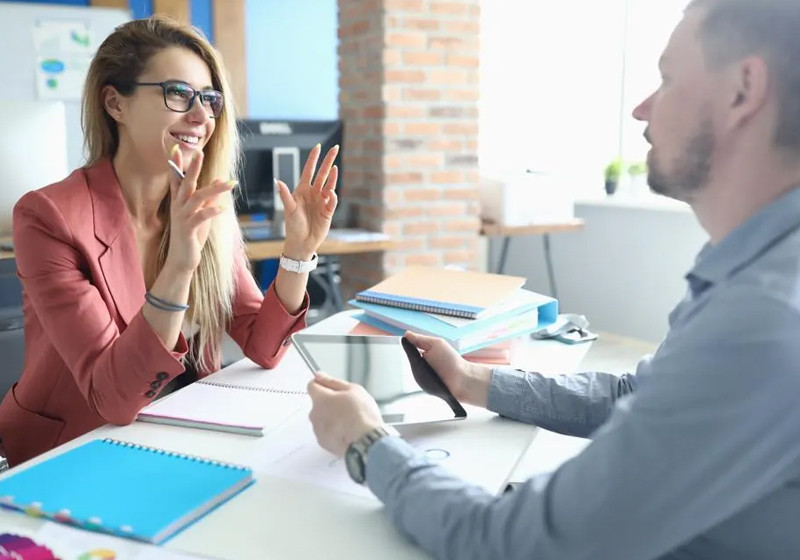 Mô tả hình ảnh: Lắng nghe tích cực trong giao tiếp