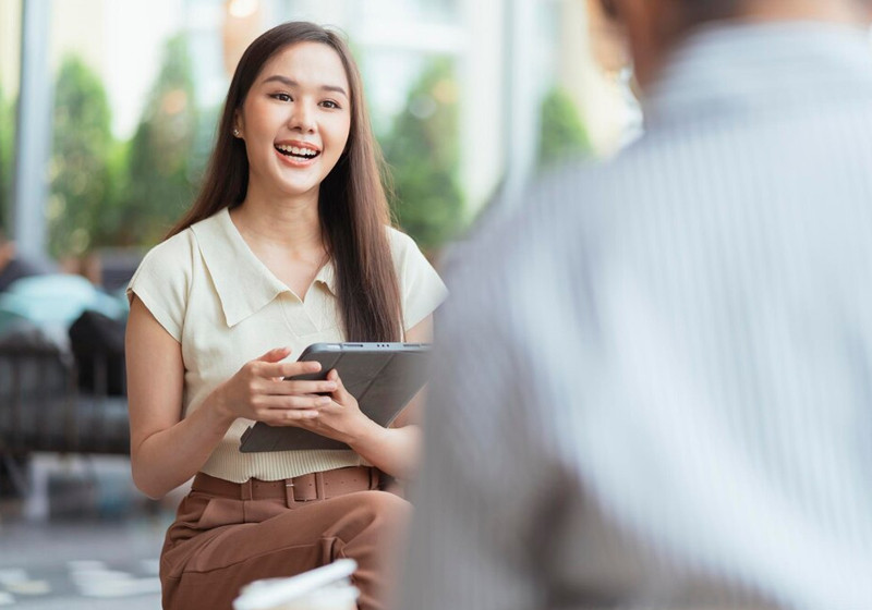 Người phụ nữ đang làm việc tại văn phòng