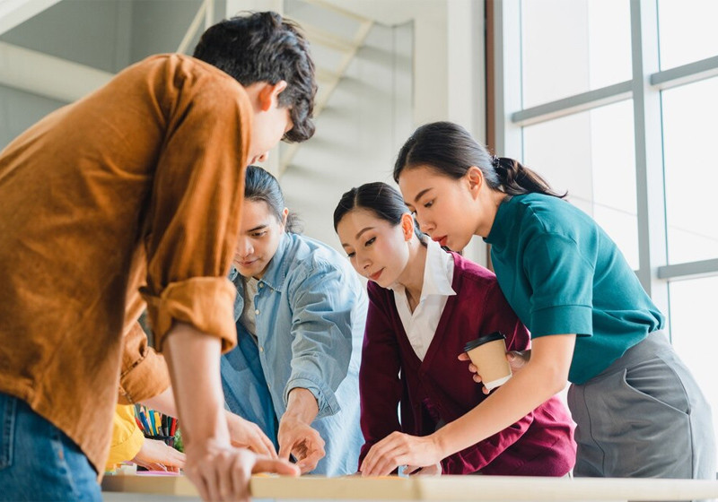 Nhóm người đang họp bàn
