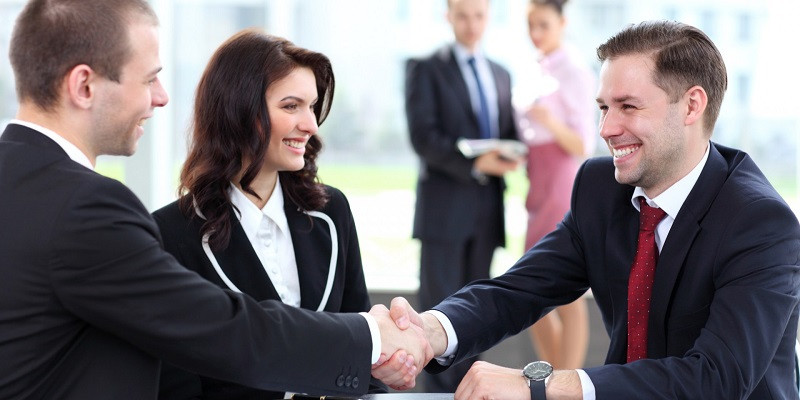Sale bất động sản đang giao tiếp với khách hàng