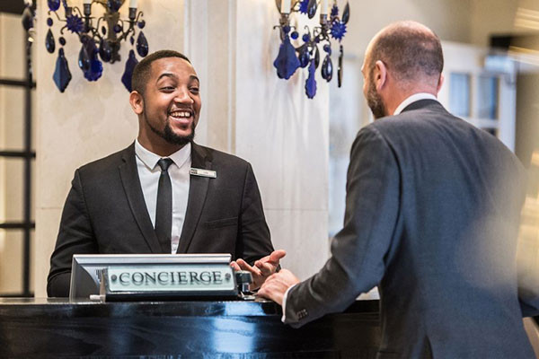 Concierge tư vấn thông tin cho khách