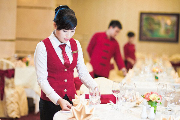 nhân viên tiệc là người tổ chức phục vụ các buổi tiệc