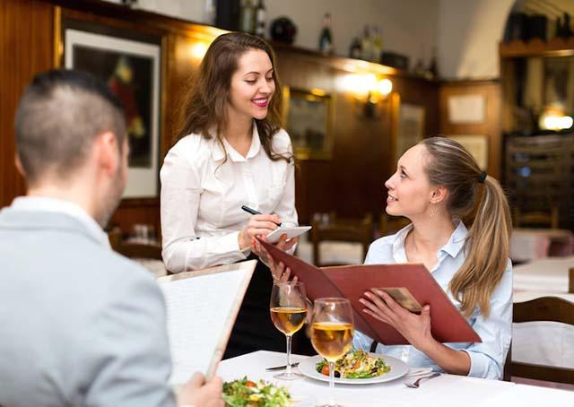 quy trinh phuc vu khach cua waitress