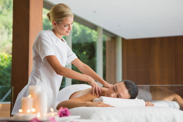 Spa Therapist làm việc