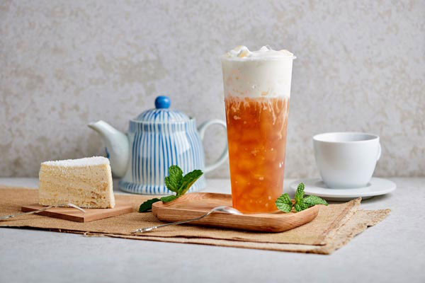 Trà hoa hồng trong tách trà